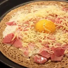 Galette Bretonne Saucisse et Fromage à raclette